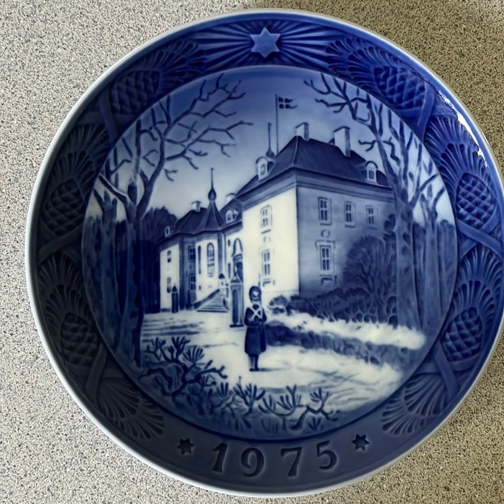 Royal Copenhagen Denmark “The Queen’s Christmas Residence”. 1975 plate.